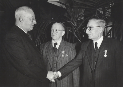 860975 Afbeelding van twee medewerkers van Drukkerij Hoonte uit de Willemstraat in Wijk C te Utrecht, die gefeliciteerd ...